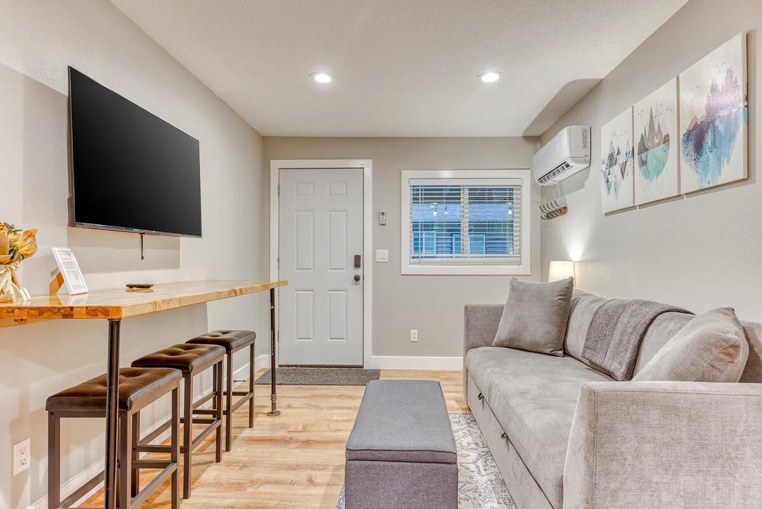 1 bed, 1.0 bath, 699 sqft, $2,187 — Photo 2