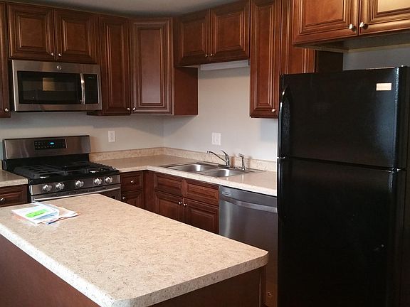 3rd image of 610 Concord Pl