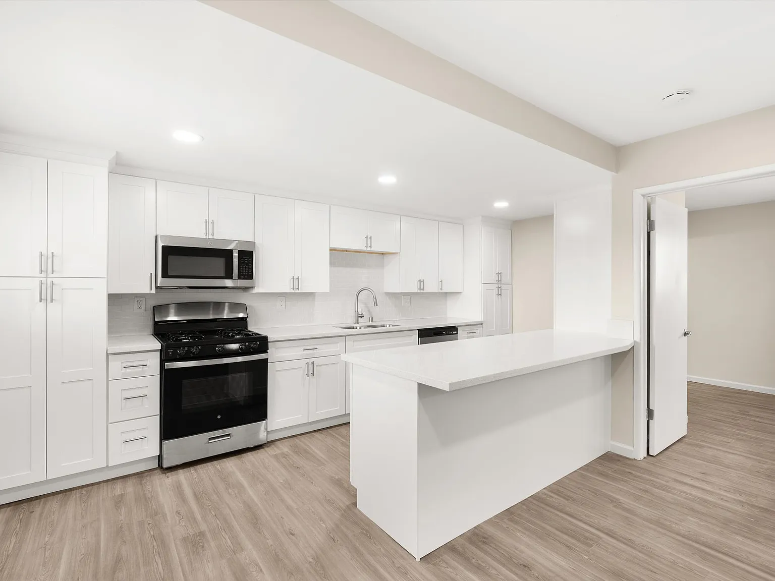 Tyler Arms Apartments - Riverside, CA — Photo 1