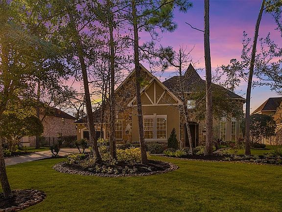 Welcome to 75 S Sage Sparrow Cir in sought-after Creekside Park.