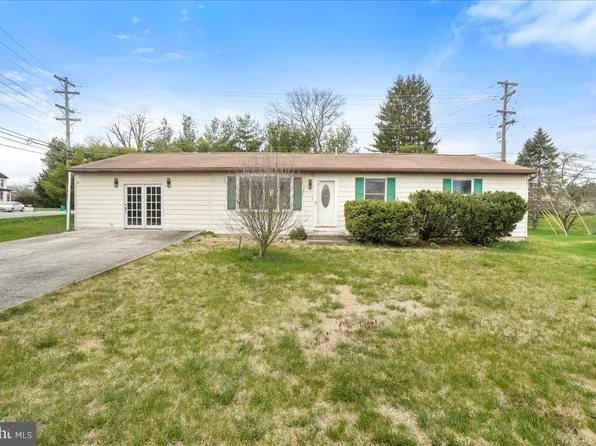 13502 Paradise Dr, Hagerstown, MD 21742