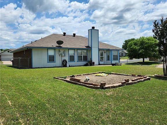 4th image of 2807 Woodlands Dr