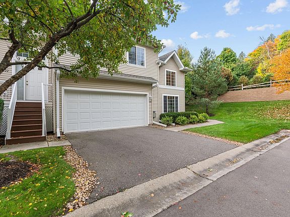 3rd image of 320 Willoughby Way W