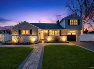 221 Cedar Ct, Copiague, NY 11726