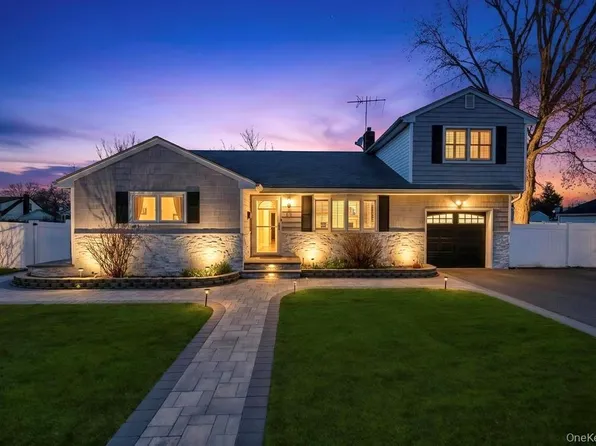 221 Cedar Court, Copiague, NY 11726