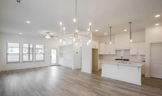 4 bed, 2.5 bath, 2300 sqft, $3,600 — Photo 2