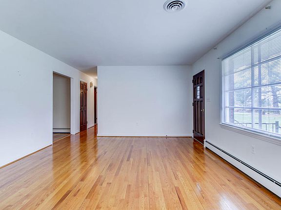 3rd image of 1934 Pinewood Dr