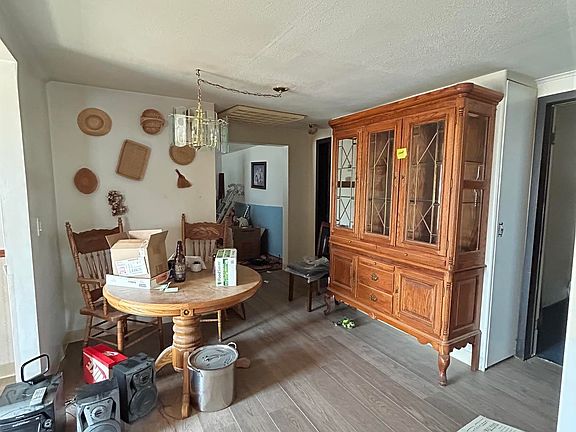 5th image of 427 Airway Ave