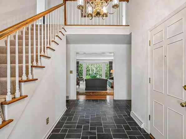 937 W Shaker CIRCLE, Mequon, WI 53092