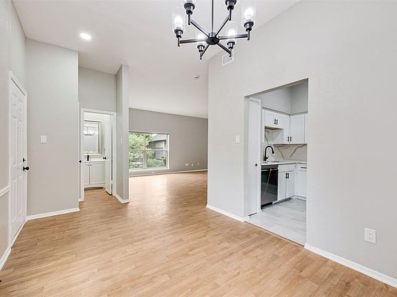 4th image of 10406 High Hollows Dr #226
