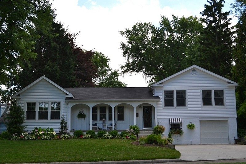 Chaska Beach Home
						:
						Over looking park and tennis courts. Quick walk to private beach.