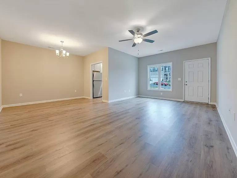 915 Holland Loop NW — Photo 2