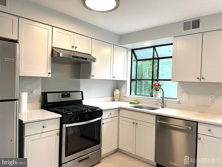 104 Sayre Dr — Photo 15