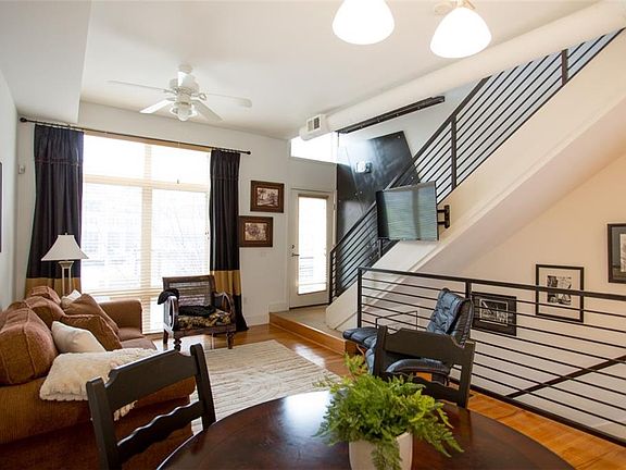 3rd image of 2923 Gillham Rd Unit 2