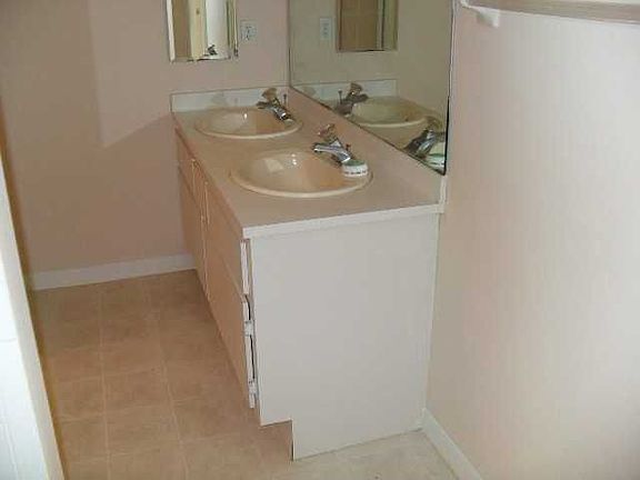 5th image of 427 SE 24th St