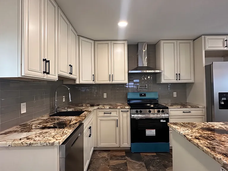 616 Iris St — Photo 1