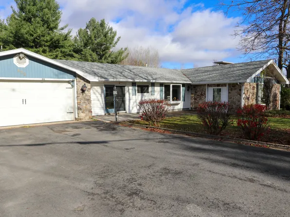 832 Rand Hill Rd, Morrisonville, NY 12962