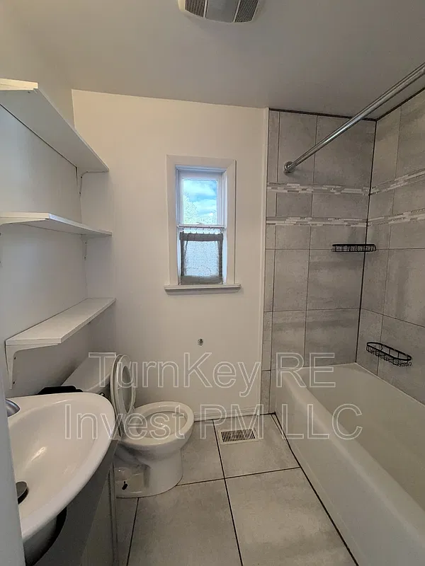 3 bed, 1.0 bath, 1284 sqft, $2,200 — Photo 4