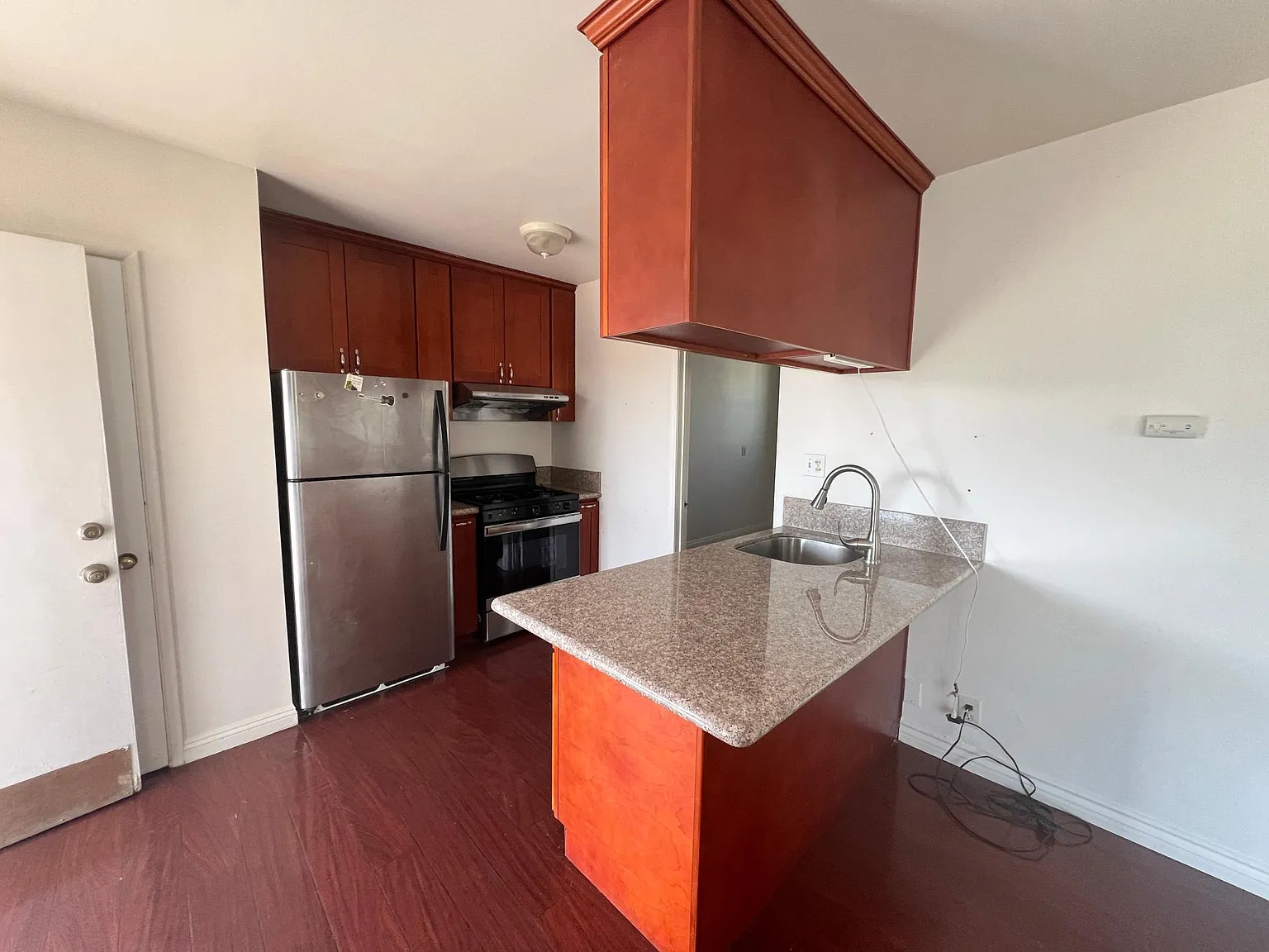 2 bed, 600 sqft, $2,100 — Photo 3