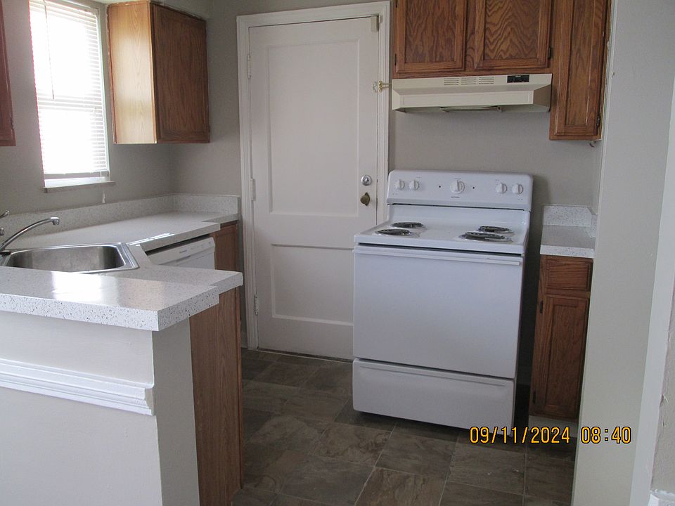 Kitchen: Range, Range hood, Refrigerator and Dishwasher