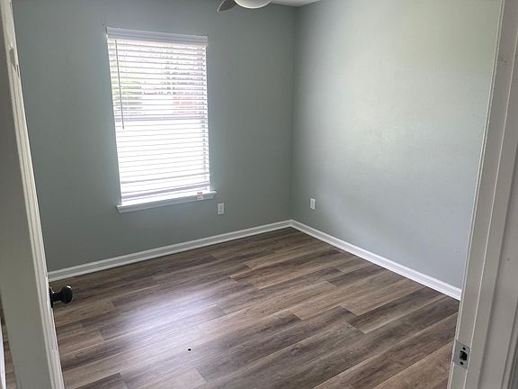 3rd image of 806 S Gum St