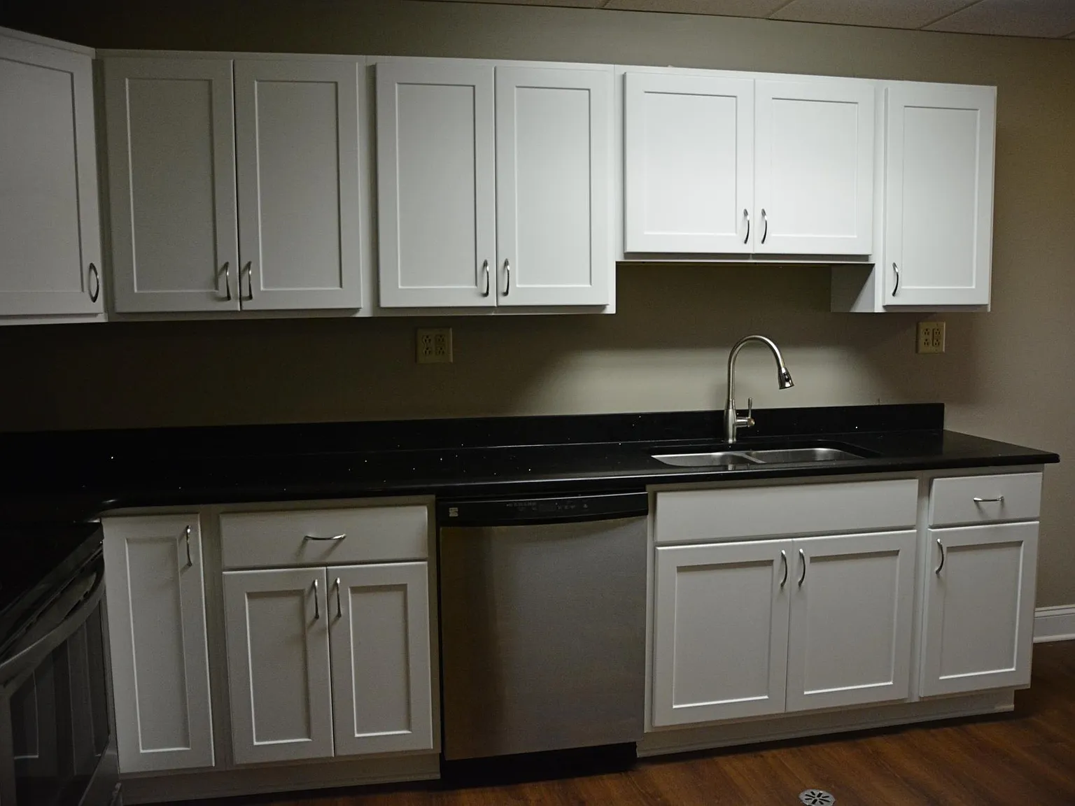 3 bed, 100 sqft, $1,950 — Photo 2