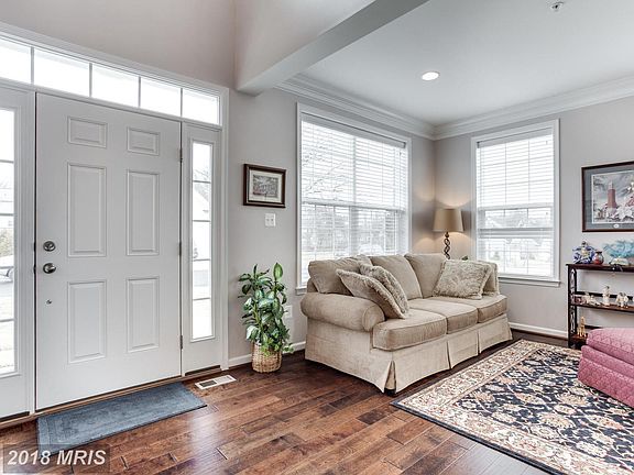 4th image of 713 Columbus Dr