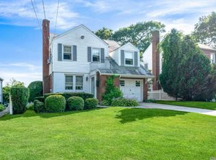 6 Lake Dr S, Valley Stream, NY 11580