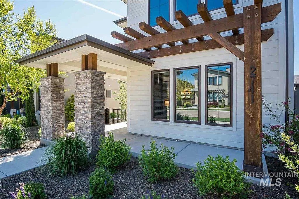 4 bed, 2.5 bath, 2332 sqft, $3,600 — Photo 3