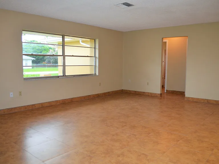 4413 Quintara St — Photo 5