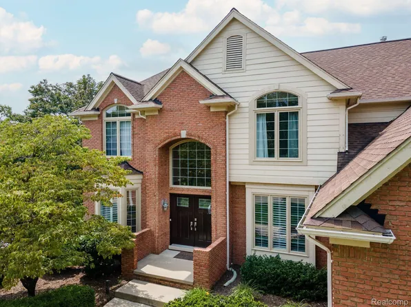 1951 Barrington Ct, Rochester Hills, MI 48306