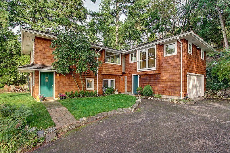 Sit in your tree top retreat and watch eagles soar, ferries pass and barges head to sea. This large,