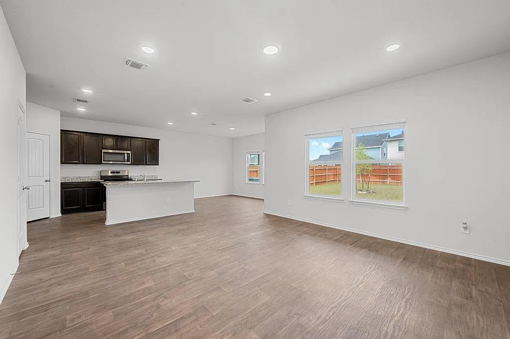 4 bed, 2.5 bath, 1972 sqft, $1,925 — Photo 4