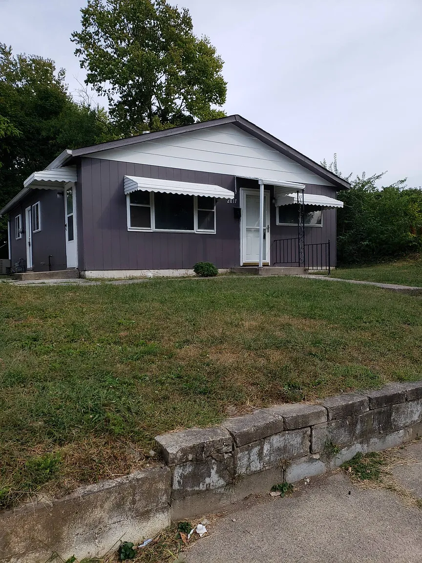2817 E Riverside Dr photo 1