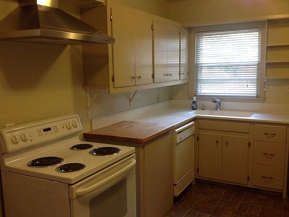 Kitchen w. Solid Surface Corian Countertops