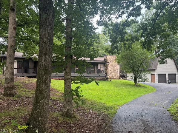 900 Dugan Rd, Belpre, OH 45714