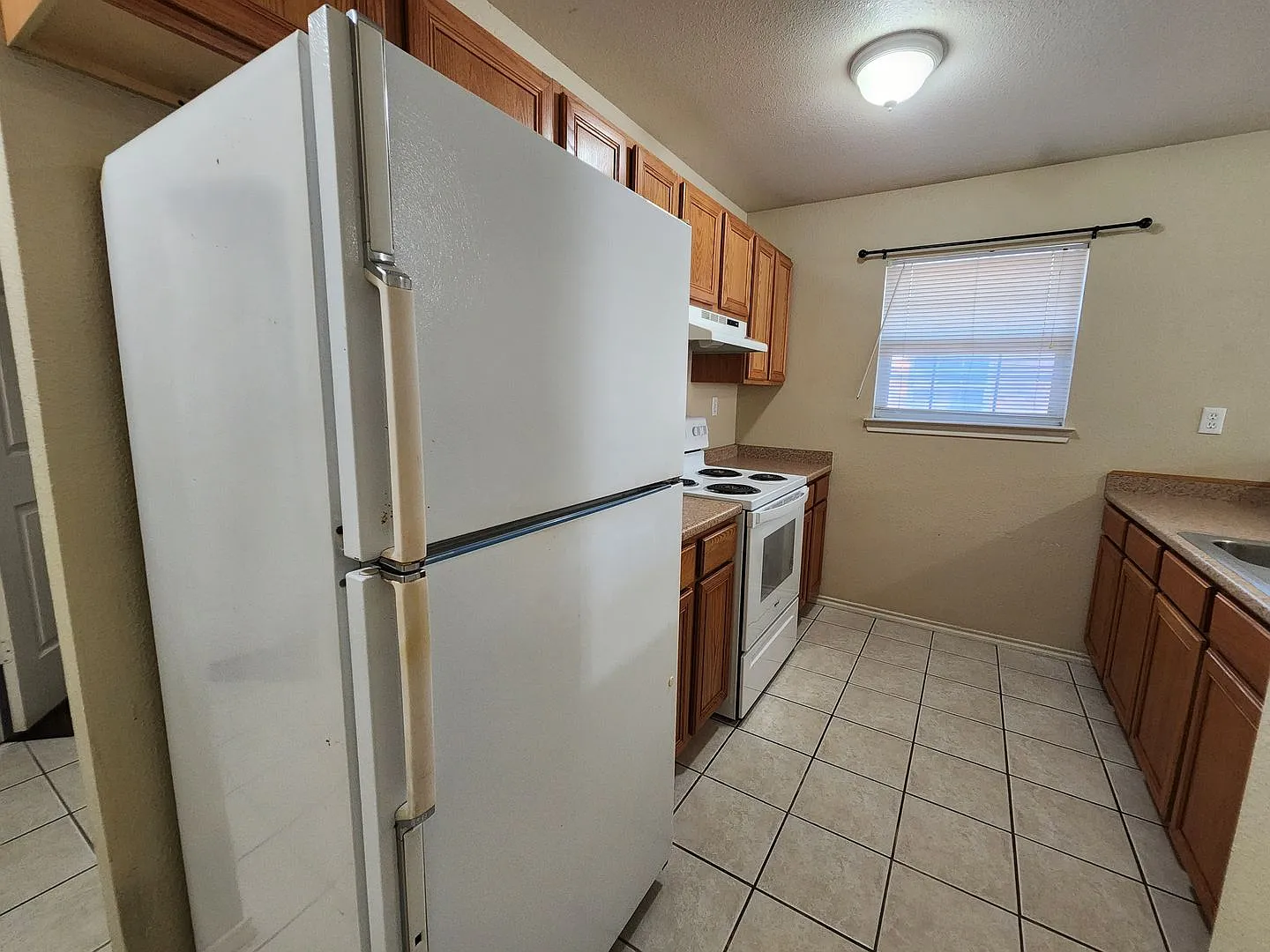 2/2/1 Duplex / No Carpet / Easy Access to IH 35 & Hwy 46 / Fenced in Yard / Fridge Included / CISD — Photo 4