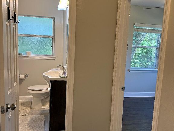 5th image of 10111 Lakeview Rd W