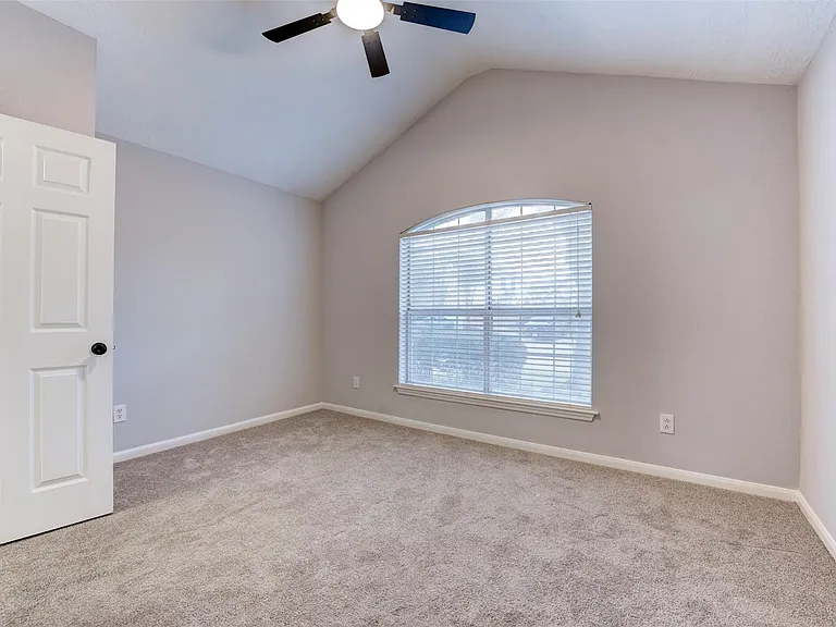 9026 Eaglecove Dr — Photo 4