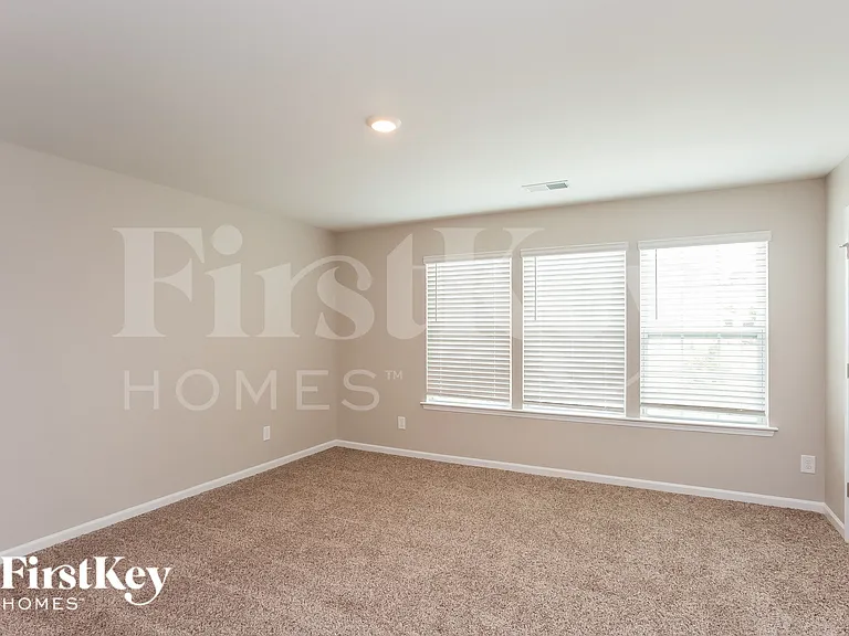 2209 Rolling Hills Dr — Photo 15