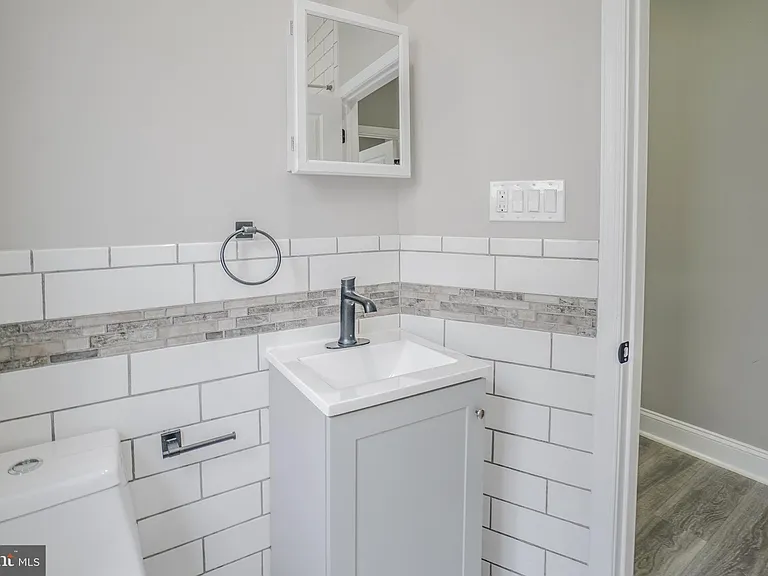 1535 W Seltzer St — Photo 23