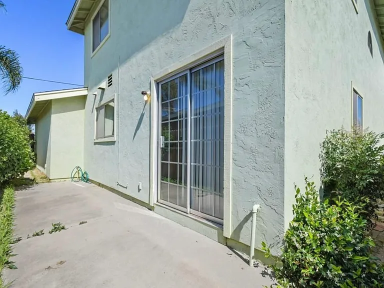 1208 Florence St — Photo 5