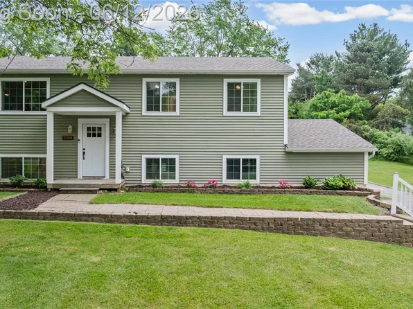 2904 Sun Terrace Dr, Hartland, MI 48353