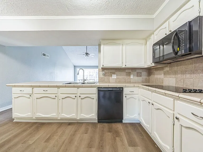 809 Willow Creek Dr — Photo 13