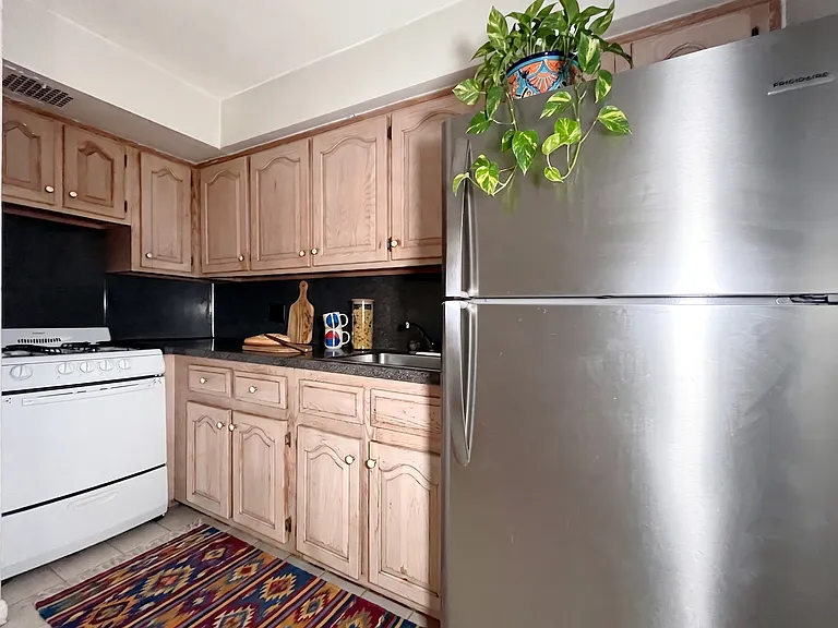 385 Graham Ave #2F — Photo 4