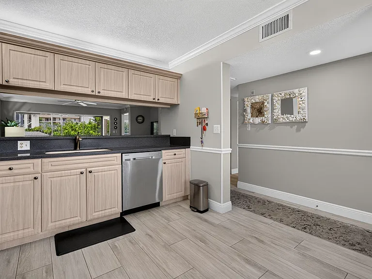 275 Palm Ave #D — Photo 16
