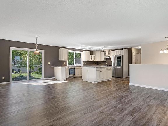 4th image of 403 Meadowlark Ln