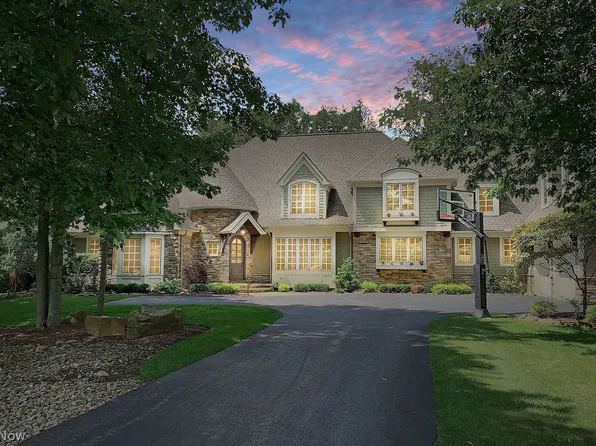 8159 Devon Ct, Chagrin Falls, OH 44023