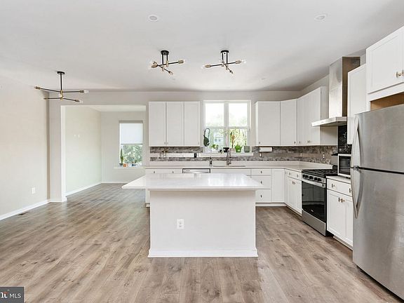 2nd image of 424 Honeyberry Ln