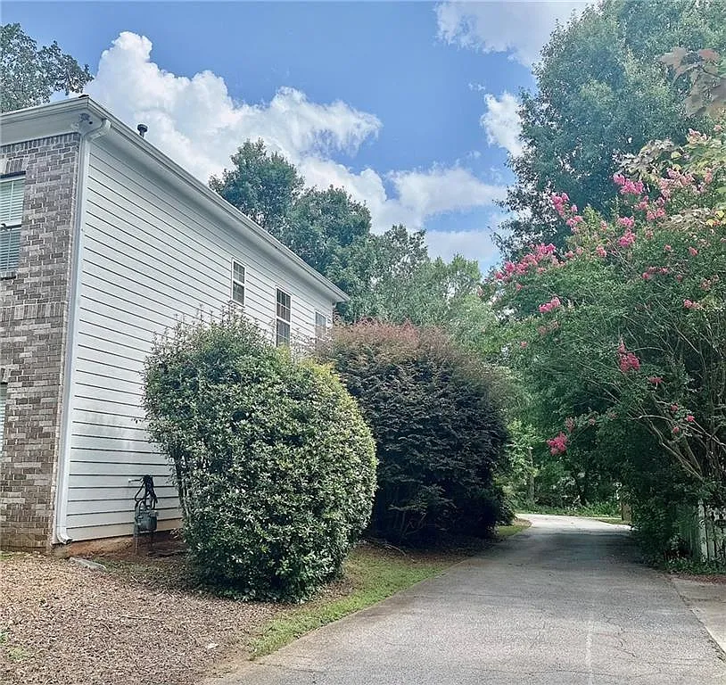 4 bed, 2.5 bath, 2612 sqft, $3,250 — Photo 4